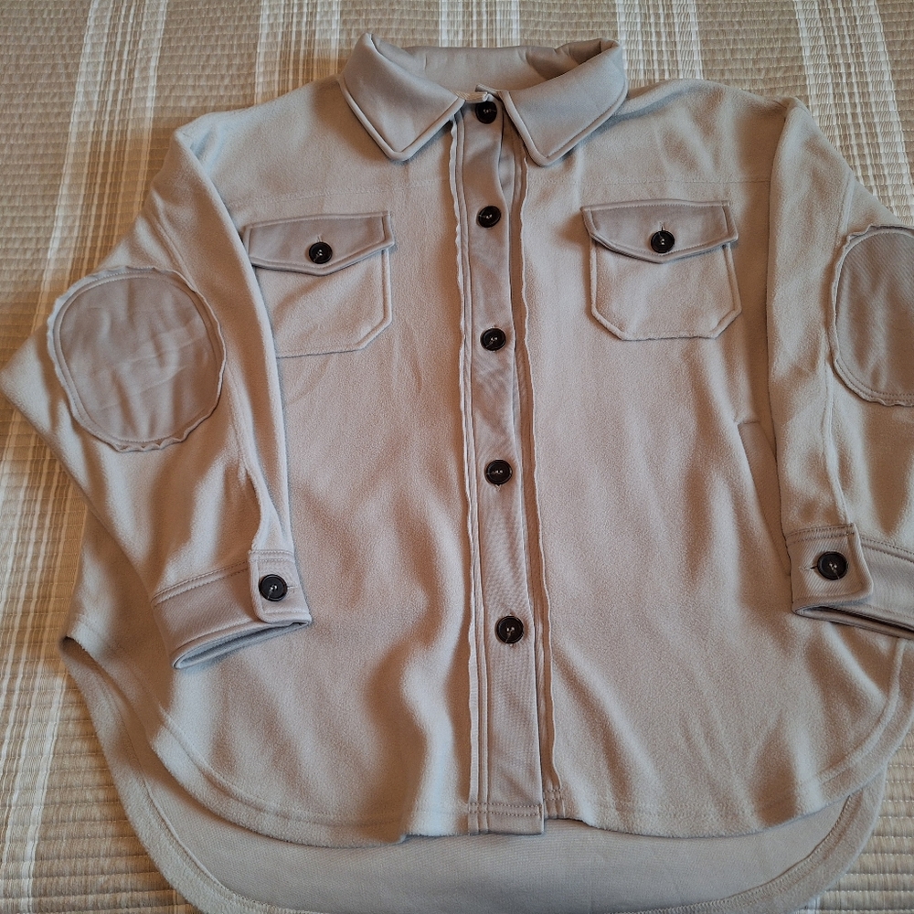 Zenana Shacket, Ladies X large,beige with brown buttons